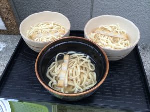 沖縄市の古民家民宿ごーやー荘の100円沖縄そば。ホテルとは違った宿泊スタイルで沖縄旅行を楽しむ。