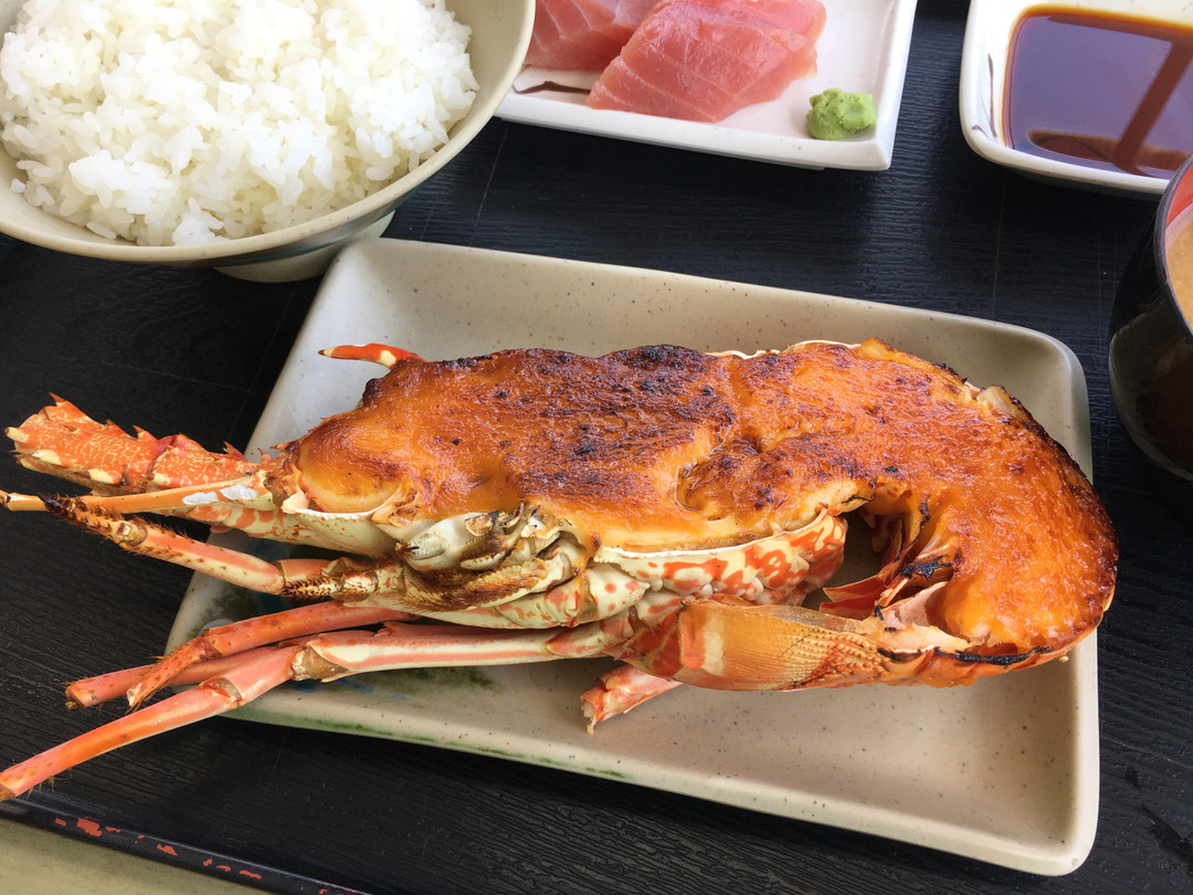 観光客が驚く 豪快な沖縄海産物料理「イセエビウニソース焼き」をご家庭で。誕生日・入学式などに。材料を通販発送いたします。